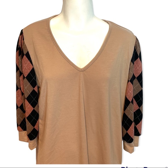 Checkered Sleeve V-Neck Top - Picture 5 of 11